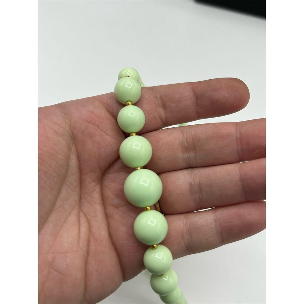Vintage Light Green Graduated Beaded Necklace Gold Toned Spacers - Picture 2 of 4